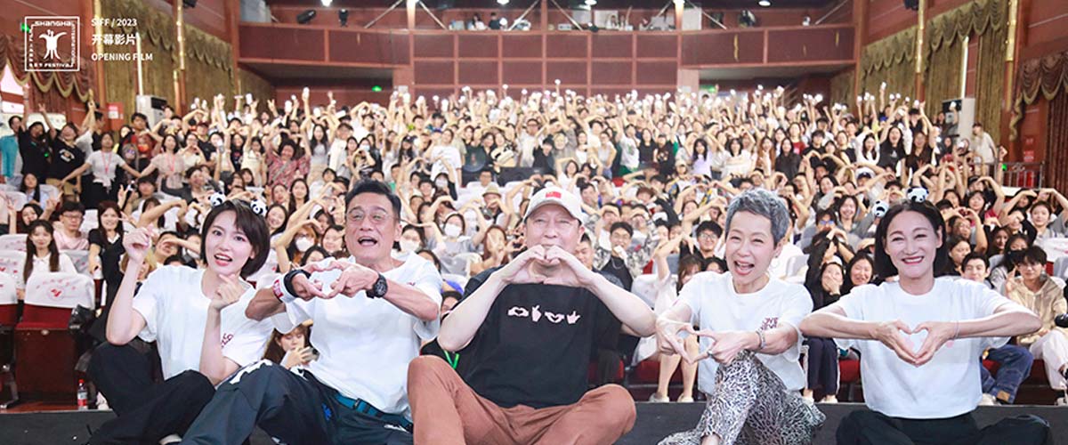 《我爱你！》火热上映空降成都 主创四川话花式表白全场爱意满满
