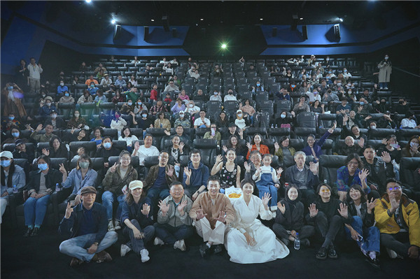 《白塔之光》北影节首映 主演南吉笑称与辛柏青共舞“脚步慌乱”