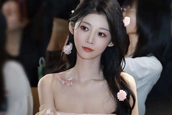 新锐演员孙妍恩最新活动图曝光 粉色花瓣裙摆摇曳宛若坠入花海