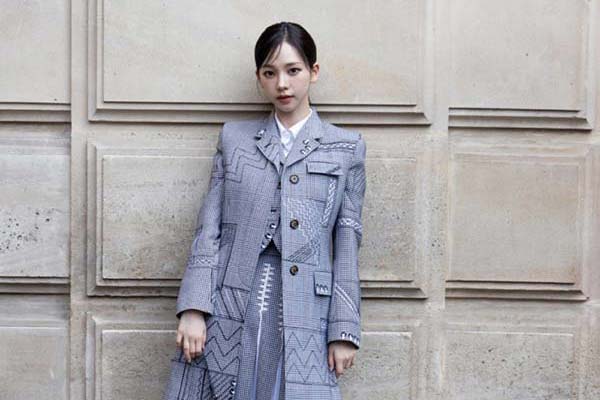 aespa成员KARINA出席在巴黎举办的COUTURE SHOW，以优雅的外貌与干练的魅力吸引视线