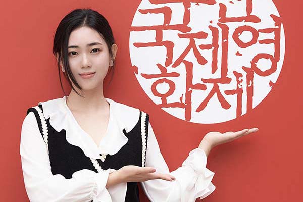 新人演员KIM JIWOO出席第28届釜山国际电影节，吸引了视线！